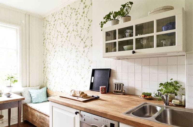 Light green wallpaper in the interior of the kitchen