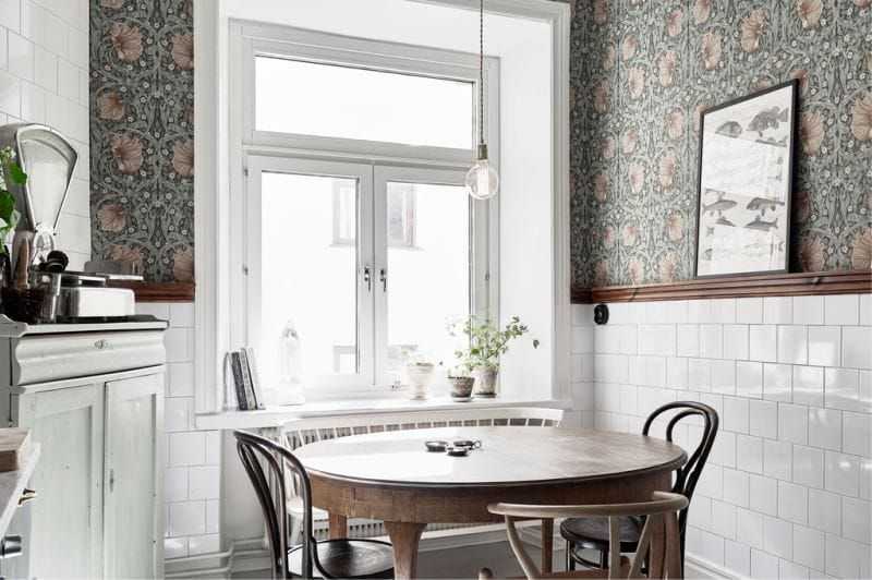 Dark green wallpaper in the interior of the kitchen