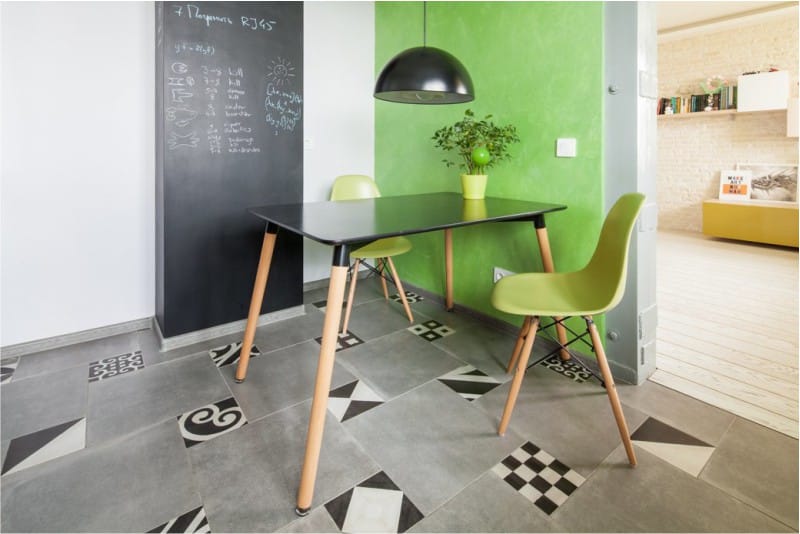 Green accent wall in the kitchen