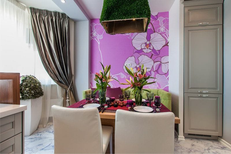 Green and fuchsia in the interior of the kitchen