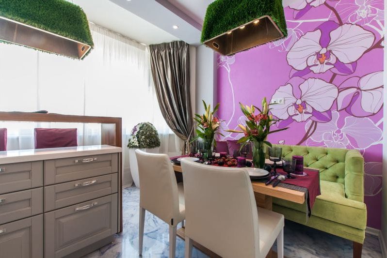 Verde și fuchsia în interiorul bucătăriei