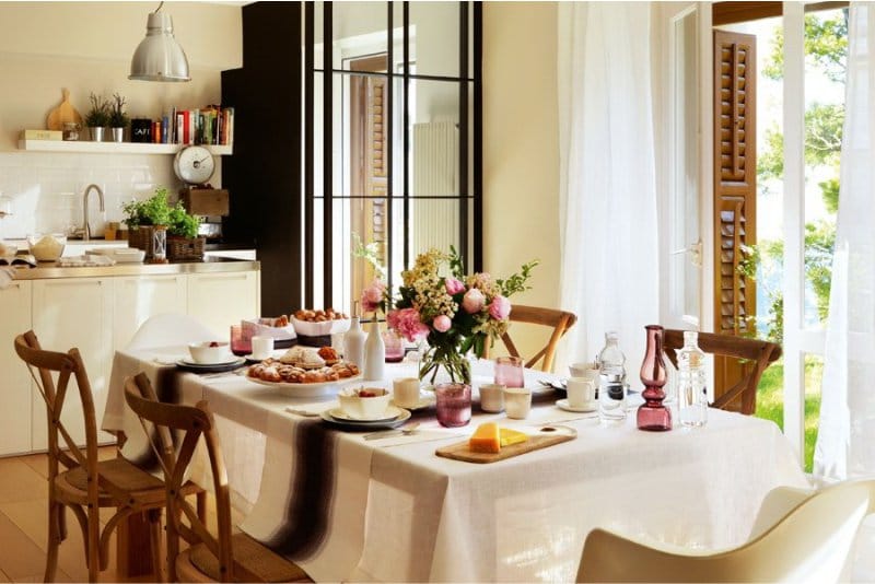 A set of tablecloths and runners