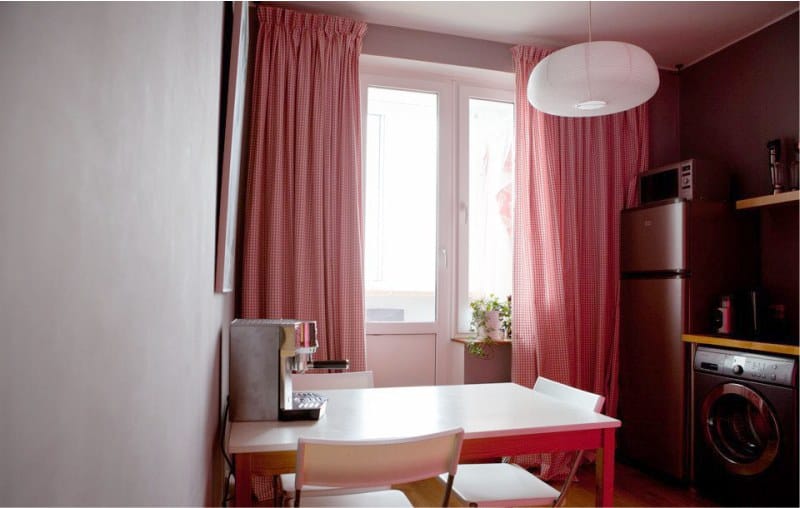 Red curtains in the kitchen