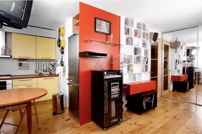 Red walls in the interior of the kitchen