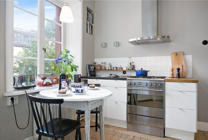 Open shelves above floor cabinets