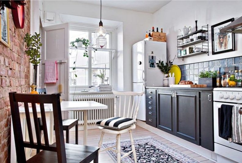 Open shelves above floor cabinets