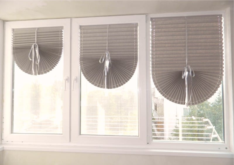 Blinds from the wallpaper with your own hands, collected by a ladder