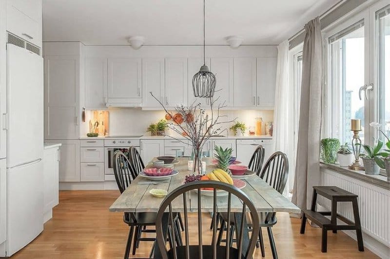 Blinds in combination with curtains in the kitchen interior