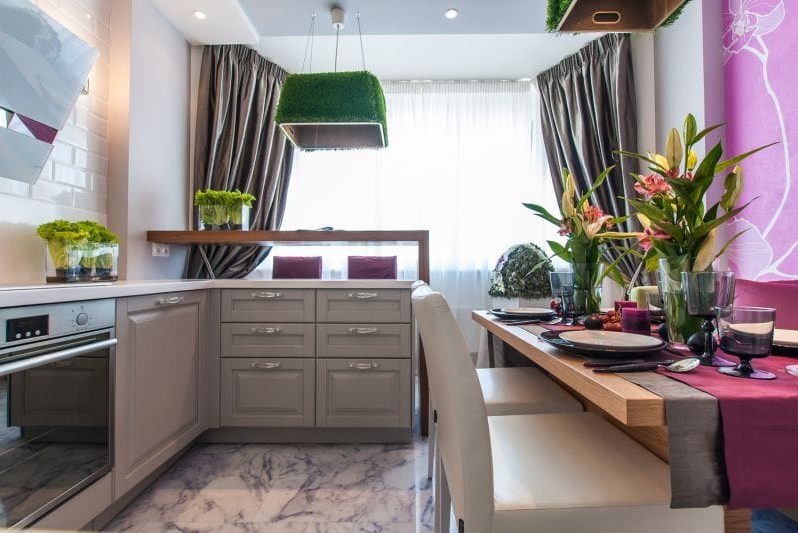 Fuchsia accent wall in kitchen interior