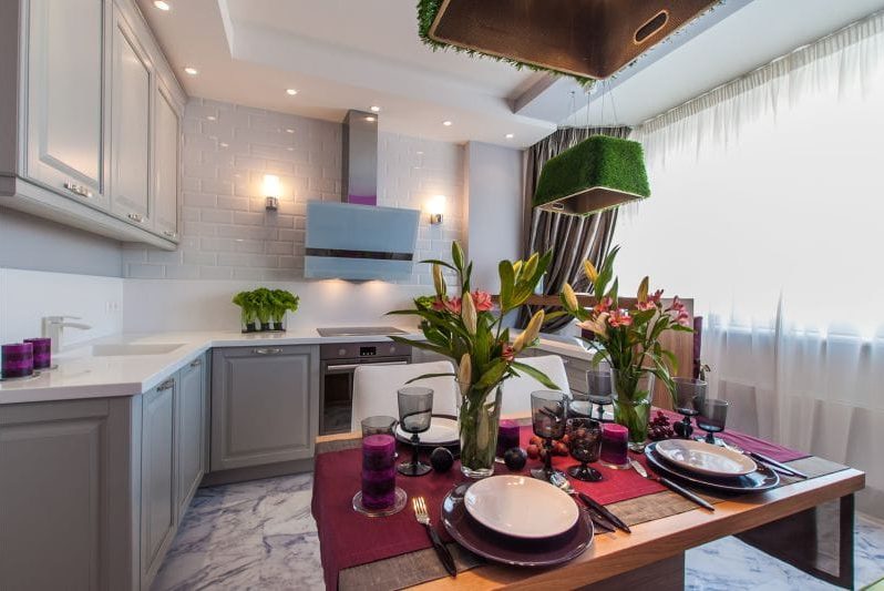 Fuchsia accent wall in kitchen interior