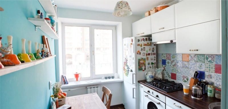 Accent wall of blue color in the interior of the kitchen