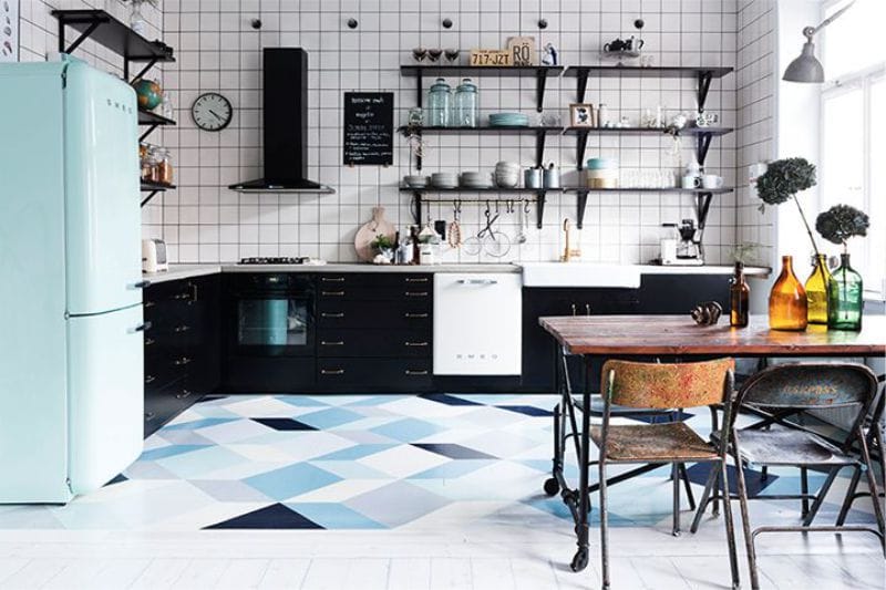 Interior dapur hitam dan biru