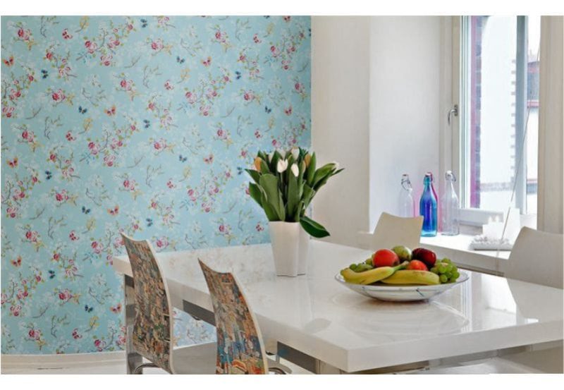 Blue wallpaper in the interior of the kitchen