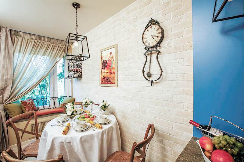 Imitation of brickwork in the Spanish style kitchen