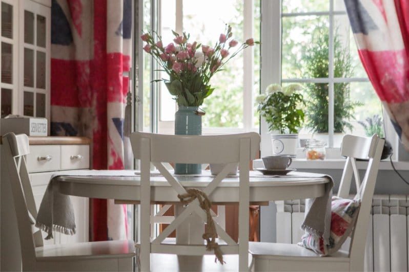 L'intérieur de la cuisine à l'anglaise et les rideaux en forme de drapeau britannique