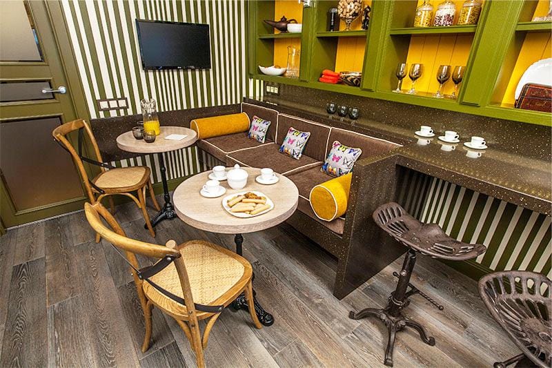 Nội thất nhà bếp kiểu cafe với hai bàn ăn