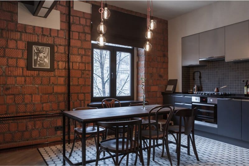 Zid de cărămidă în interiorul unei bucătărie în stil loft