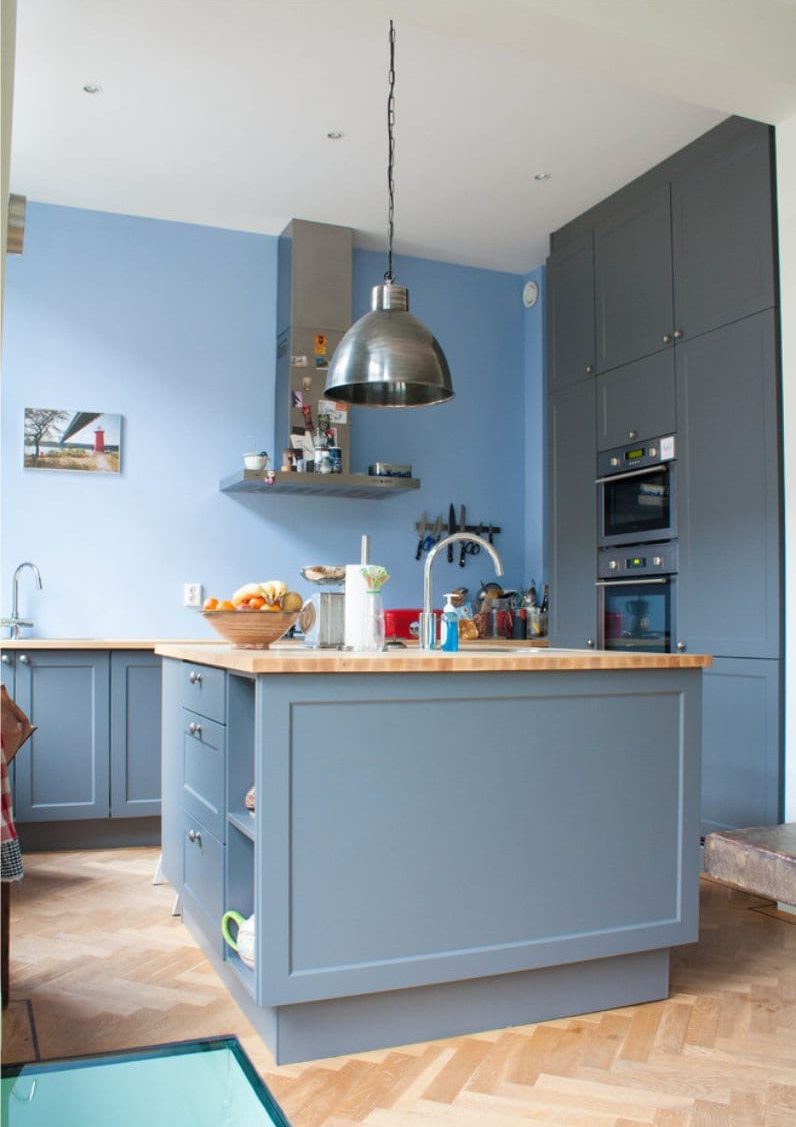 Monochrome blue gamma in the interior of the kitchen