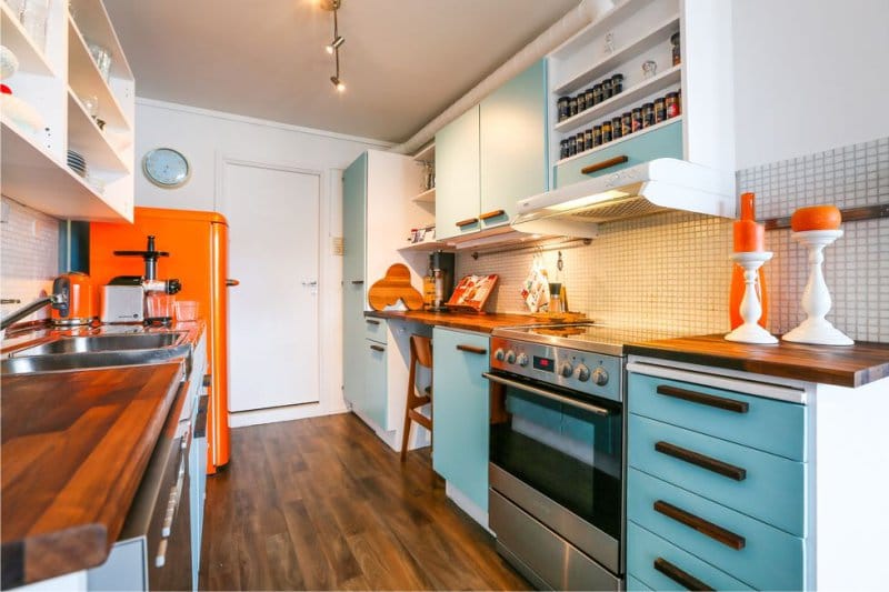 Orange-blue color in the interior of the kitchen