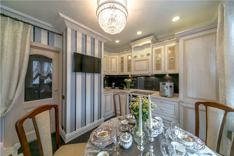 Striped wallpaper on the kitchen in the English style