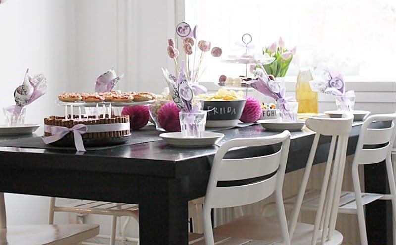 Table de fête avec gâteries d'anniversaire pour enfants