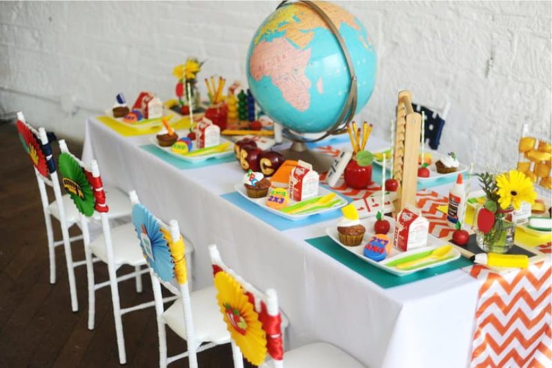 Feestelijke kindertafel in schoolstijl