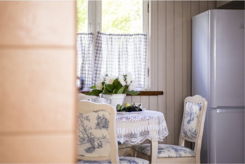 Gordijnen café in het binnenland van het land keuken