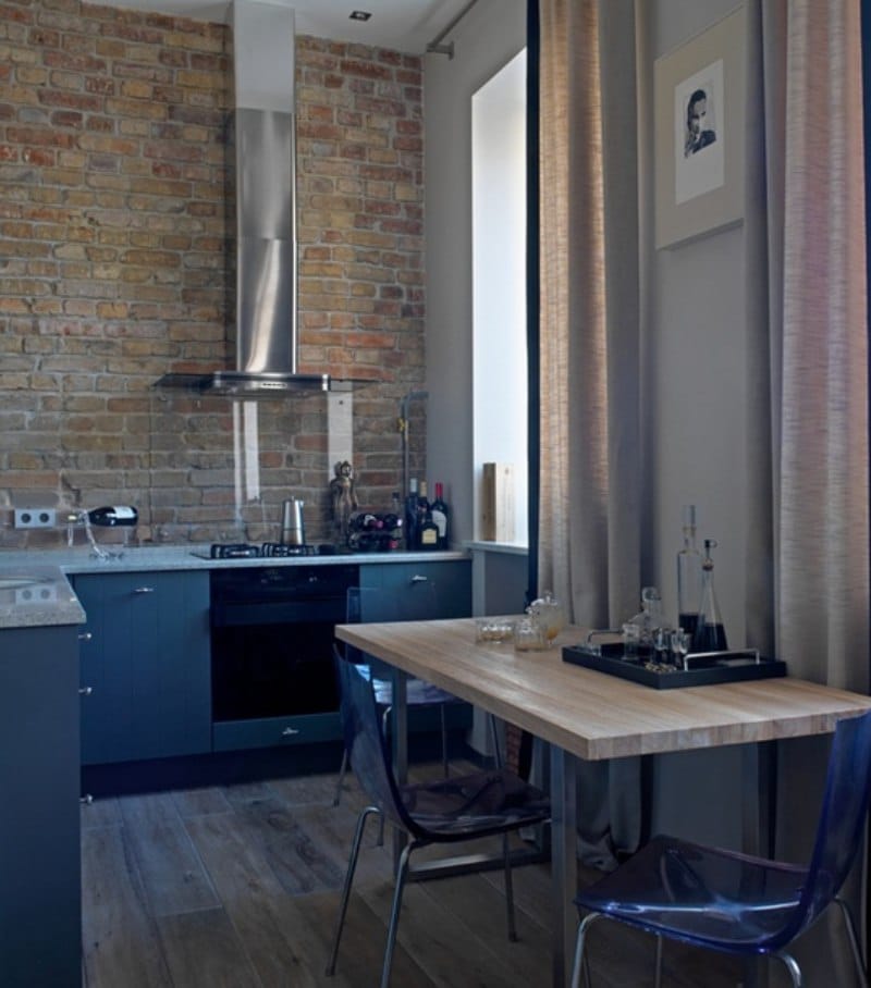 Gordijnen in het interieur van de keuken in Loft-stijl