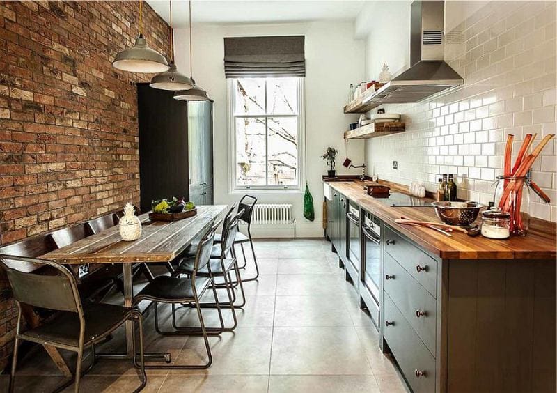 Gordijnen in het interieur van de keuken in Loft-stijl