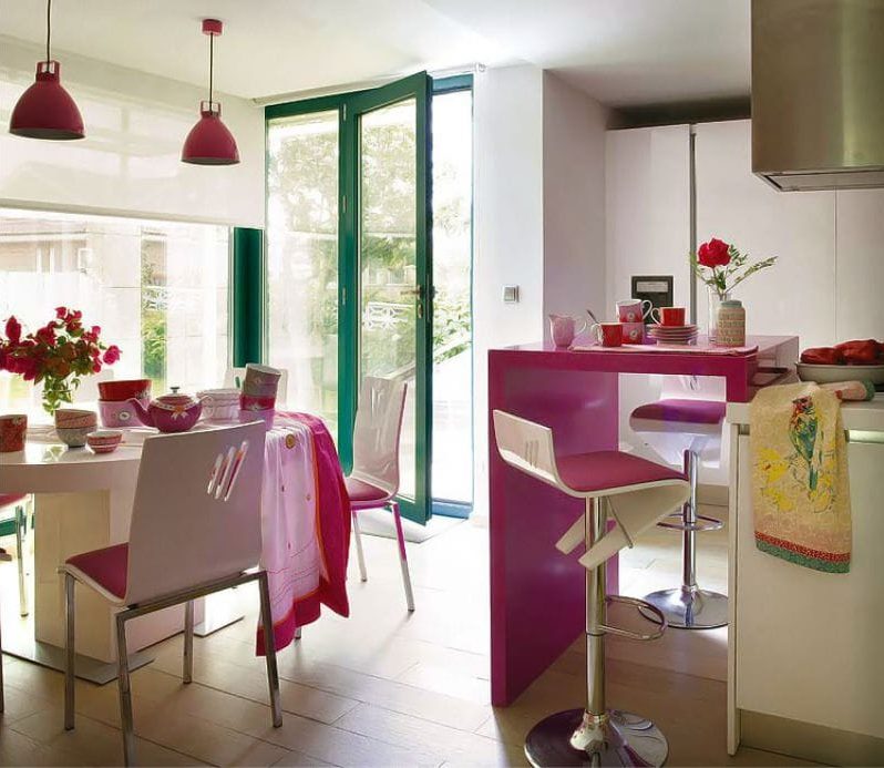 La combinaison de fuchsia et de blanc à l'intérieur de la cuisine