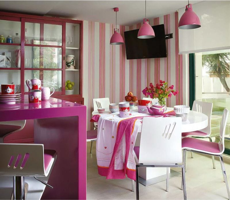 La combinaison de fuchsia et de blanc à l'intérieur de la cuisine