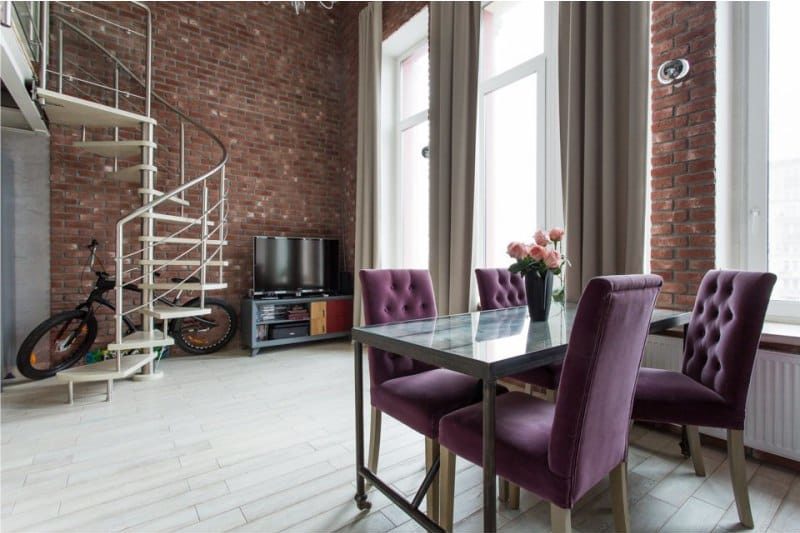 Mobilier moderne à l'intérieur d'une cuisine de style loft