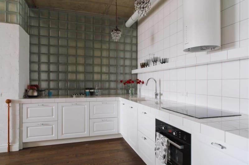 Blocs de verre de style loft dans la cuisine