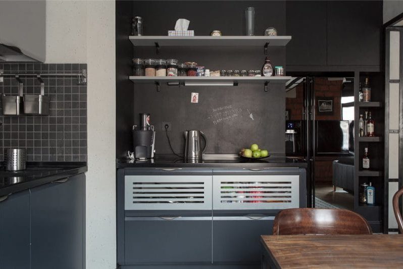 Walls painted with slate paint in the interior of a loft-style kitchen