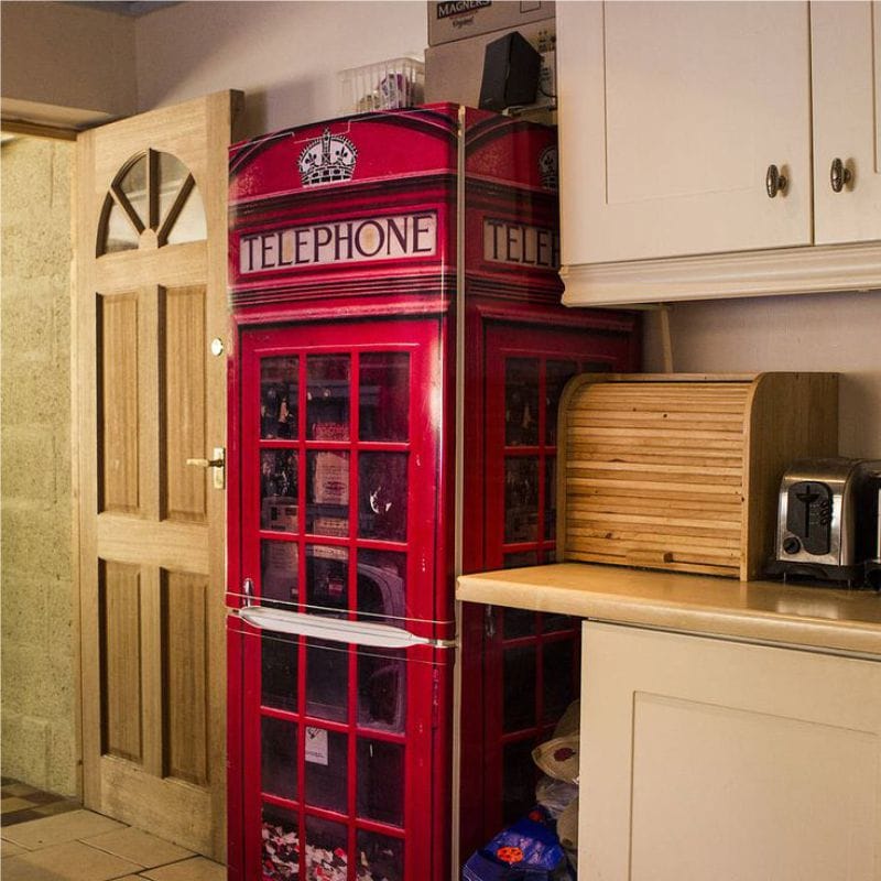 Refrigerator in the form of a phone booth