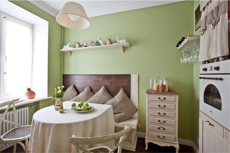 Green walls in the interior of the kitchen in the English style