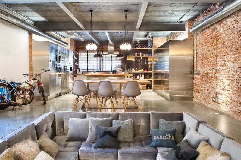 Cuisine et salon dans un espace de style loft