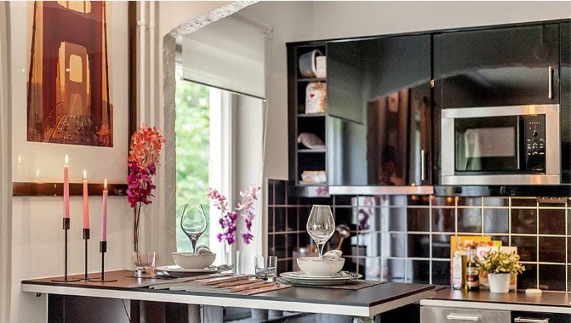 English arch in the interior of the kitchen-living room