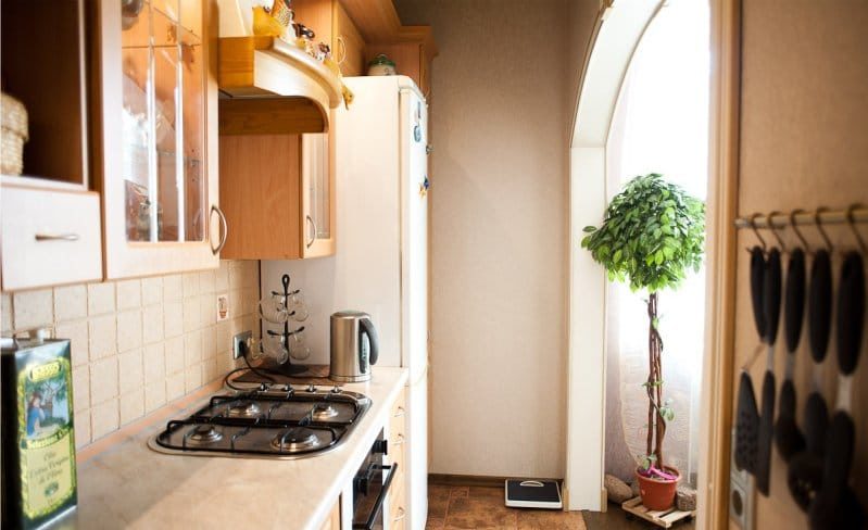 English arch in the interior between the kitchen and living room