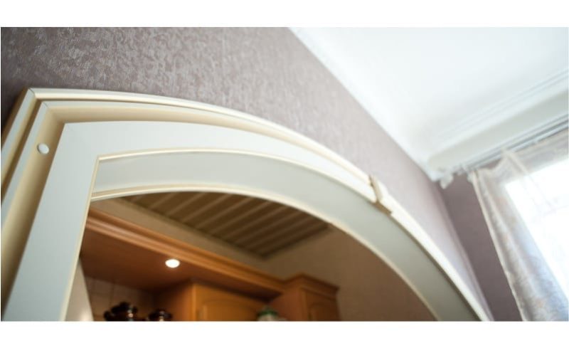 English arch in the interior between the kitchen and living room