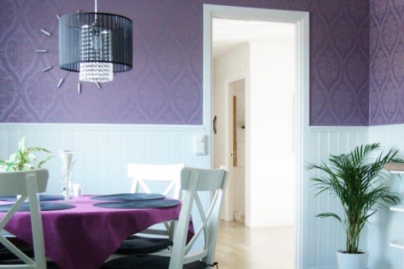 Purple wallpaper in the interior of the kitchen