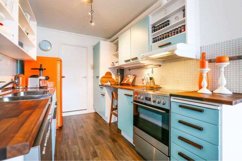 Blauwe en oranje kleur in het interieur van de keuken