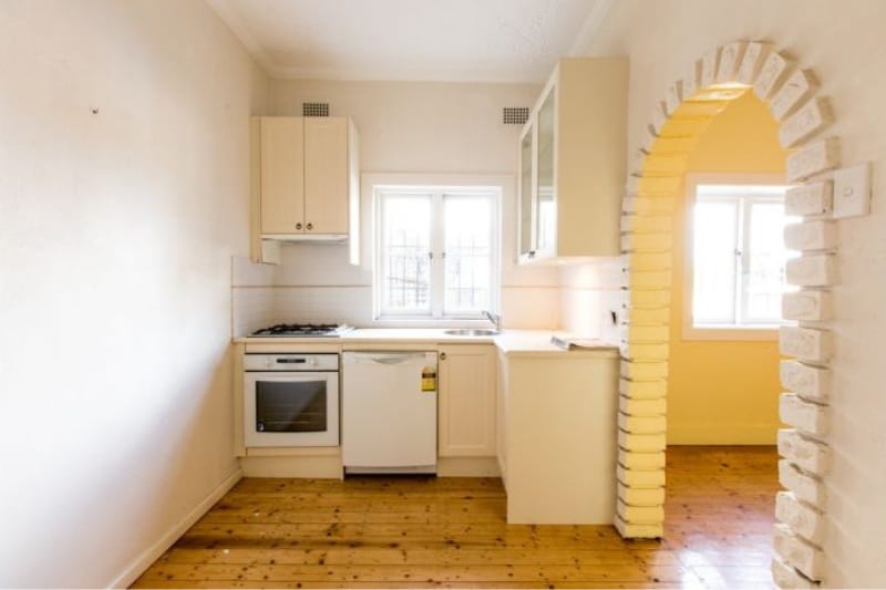 Decorating the arch in the kitchen brick