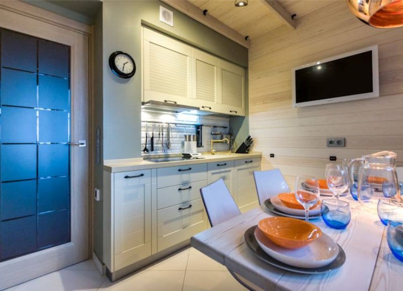 Decorating the ceiling with wood in the interior of the kitchen in the marine style