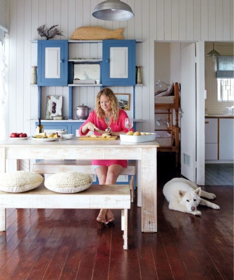 De vloer in het interieur van de keuken in maritieme stijl