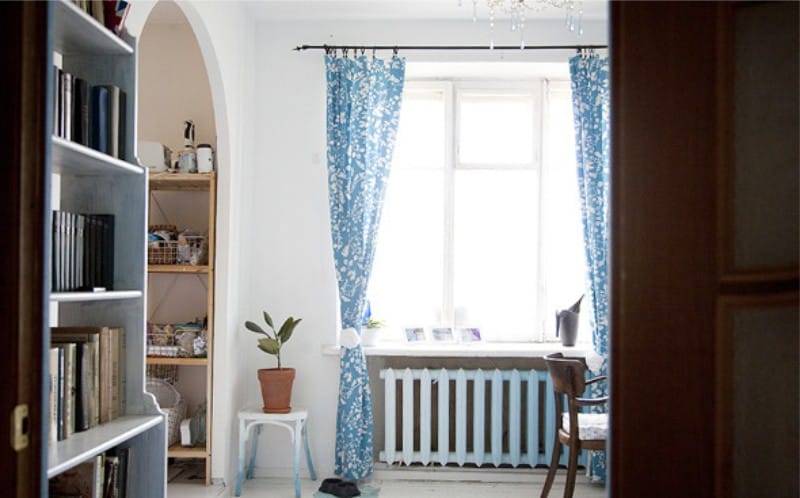 Romanesque arch between the kitchen and living room