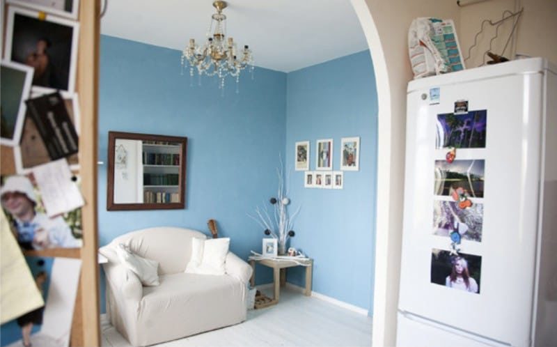 Romanesque arch between the kitchen and living room