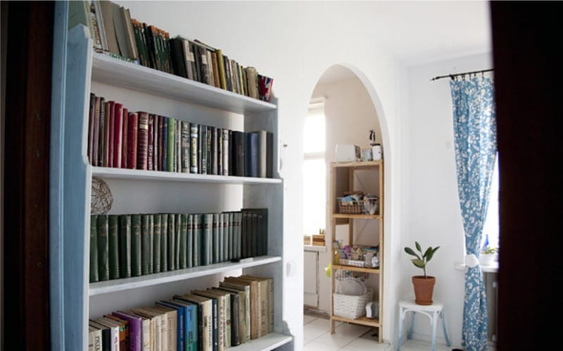 Romanesque arch between the kitchen and living room