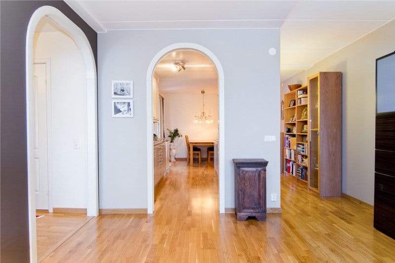 Romanesque arch in the interior of the kitchen