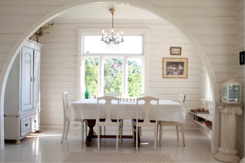 Brede ronde boog in het interieur van de eetkamer